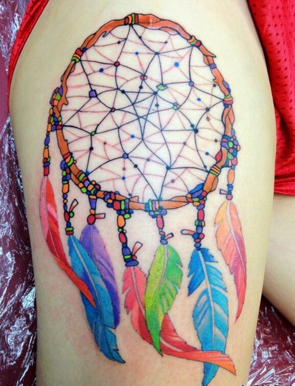 点击大图看下一张：女性大腿彩色捕梦网纹身图案