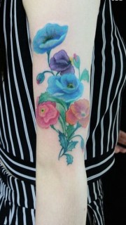 女性手臂彩色花卉纹身图
