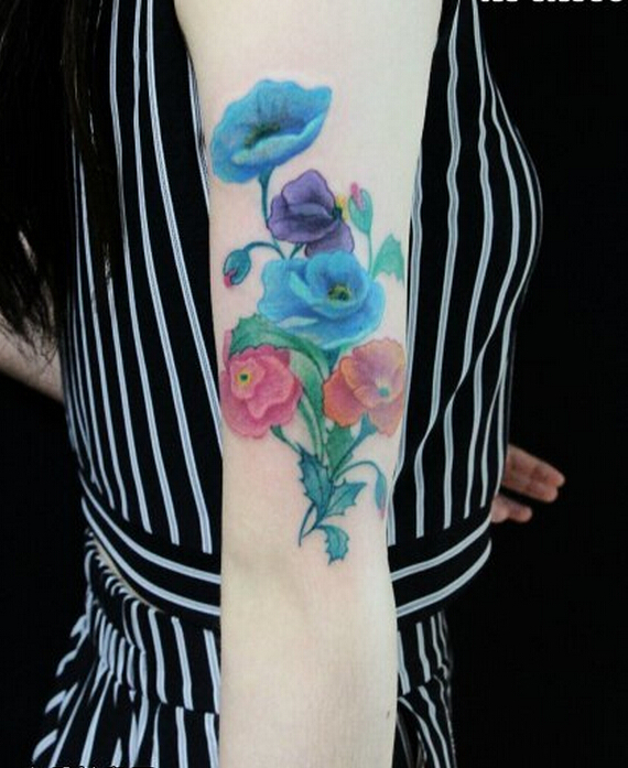点击大图看下一张：女性手臂彩色花卉纹身图