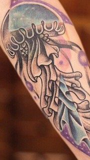 手臂彩色水母纹身图案