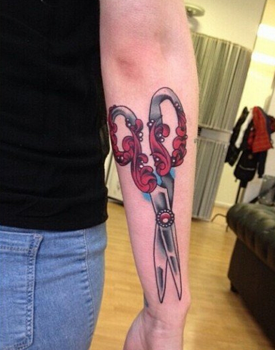点击大图看下一张:小臂上剪刀纹身图案