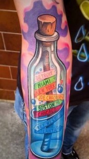 手臂彩色漂流瓶纹身图案