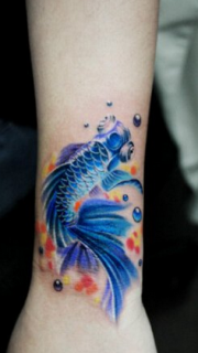 手臂蓝色小金鱼纹身图案