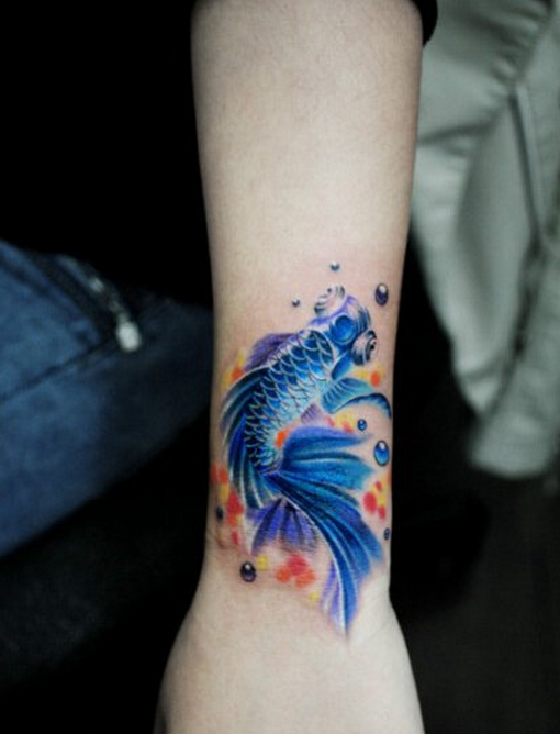 点击大图看下一张：手臂蓝色小金鱼纹身图案
