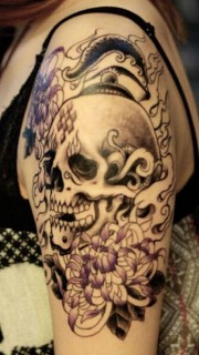 女性手臂骷髅菊花纹身图案