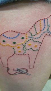 女孩子腿部线条马纹身图案