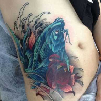 点击大图看下一张：美女腹部漂亮的彩色鲤鱼纹身图案