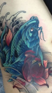 美女腹部漂亮的彩色鲤鱼纹身图案