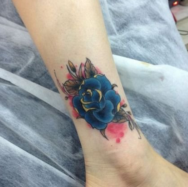 点击大图看下一张：女生腿部一款欧美风格玫瑰花纹身图案