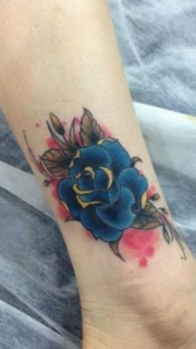 女生腿部一款欧美风格玫瑰花纹身图案
