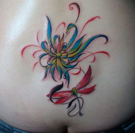 点击大图看下一张：腰部彩色莲花蜻蜓纹身图案