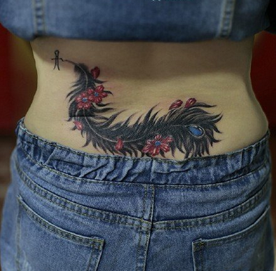 点击大图看下一张：腰部漂亮的孔雀羽毛纹身图案