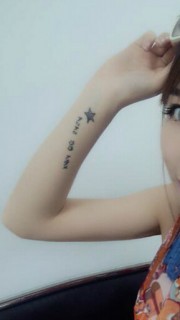 美女手腕上的星星和英文字纹身
