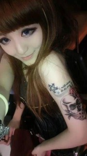 性感美女手臂上的骷髅玫瑰英文字纹身