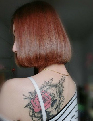 点击大图看下一张：后背骷髅玫瑰花纹身