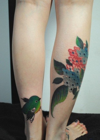 点击大图看下一张：腿部美丽超可爱梅花纹身图案