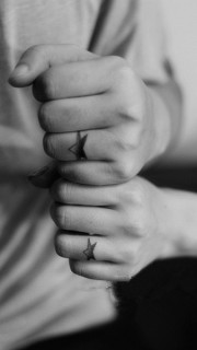情侣手指上的五星戒指