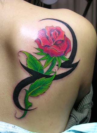 点击大图看下一张：美女背部个性玫瑰纹身