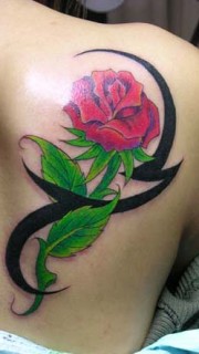美女背部个性玫瑰纹身
