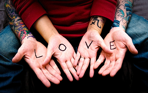 点击大图看下一张：情侣双手之间的爱love