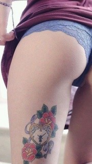 性感妹妹大腿上花卉锁芯纹身