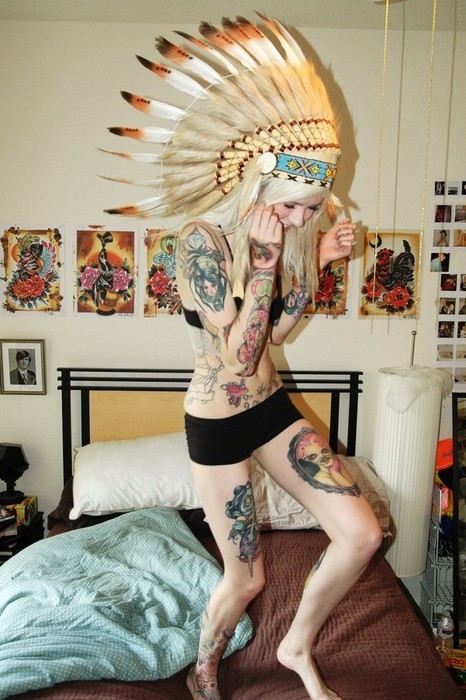 点击大图看下一张：美女个性张扬的全身纹身
