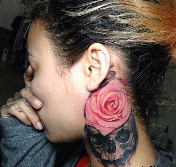 点击大图看下一张：女生脖子上个性的骷髅玫瑰纹身