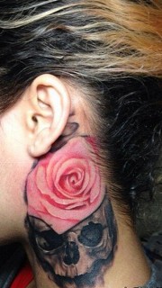 女生脖子上个性的骷髅玫瑰纹身