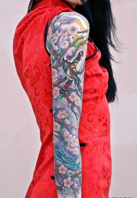 点击大图看下一张：美女花臂喜鹊梅花纹身图案