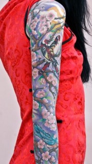 美女花臂喜鹊梅花纹身图案