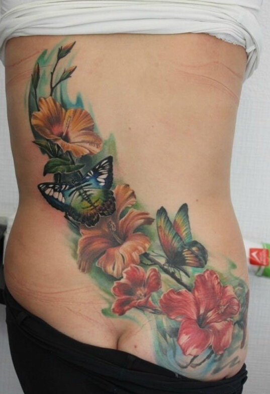 点击大图看下一张：女人腰部到臀部漂亮潮流的蝴蝶花卉纹身图案