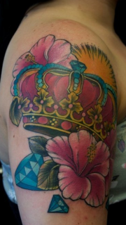 女人手臂唯美好看的彩色皇冠纹身图案
