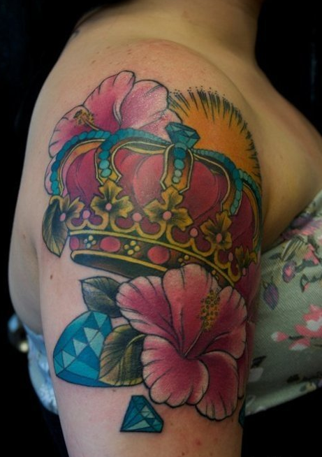 点击大图看下一张：女人手臂唯美好看的彩色皇冠纹身图案