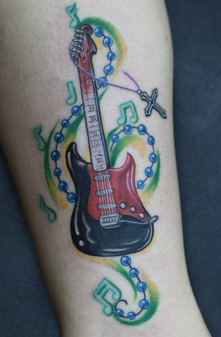 点击大图看下一张：腿部彩色吉他吊链音符纹身图案