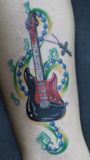 腿部彩色吉他吊链音符纹身图案