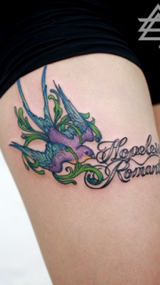 女生大腿彩色小燕子与字母纹身图案