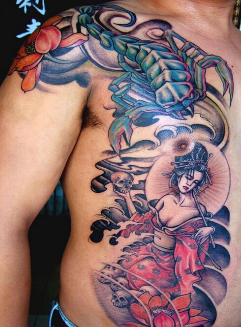 点击大图看下一张：腹部蝎子古典美女纹身图案