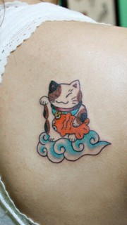 美女背部招财猫纹身图案