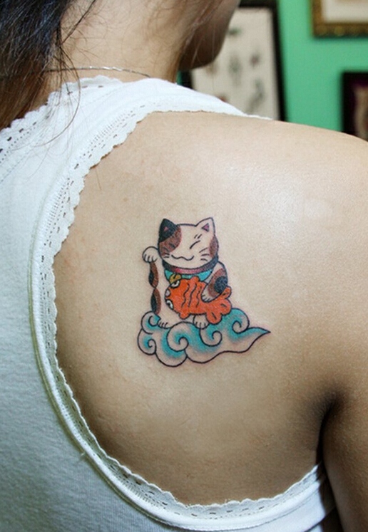 点击大图看下一张：美女背部招财猫纹身图案