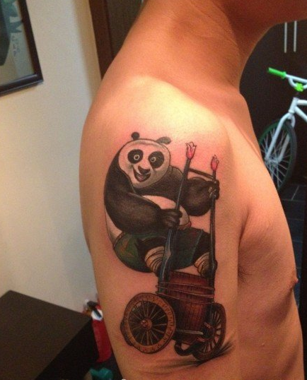 点击大图看下一张：男生手臂功夫熊猫纹身图案