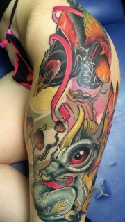 女性臀部腿部彩色纹身图案
