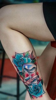 女性小腿沙漏玫瑰花纹身