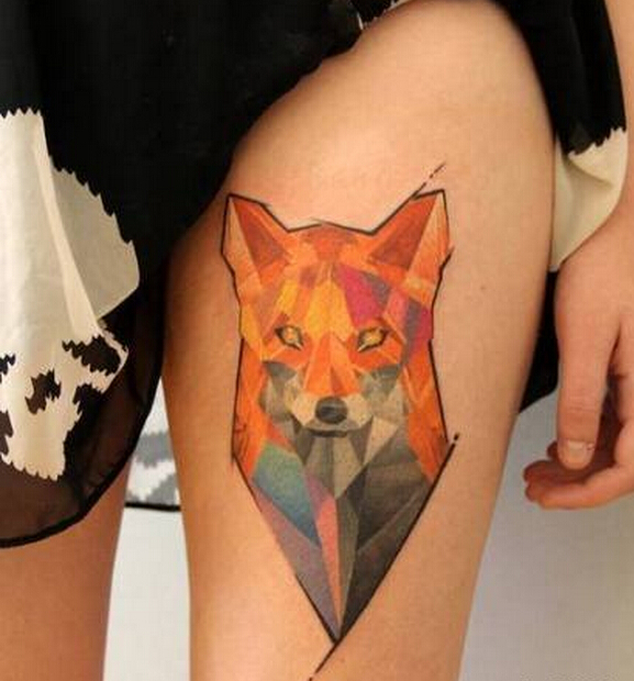 点击大图看下一张：美女腿部彩色狐狸纹身图案