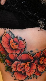 女性胸侧好看的花卉纹身图案