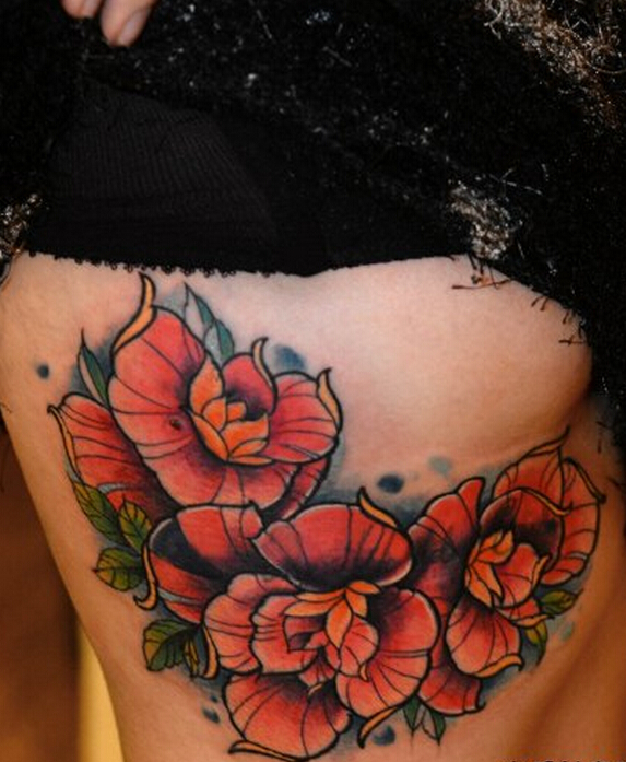 点击大图看下一张：女性胸侧好看的花卉纹身图案