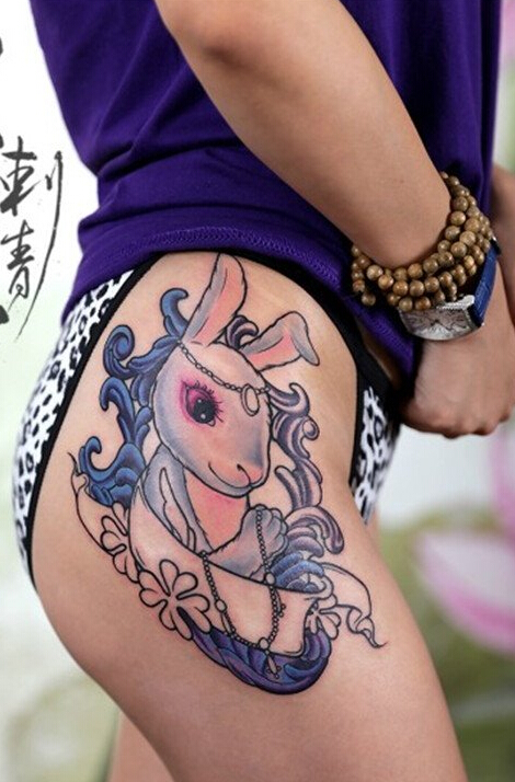 点击大图看下一张：美女腿部卡通兔女郎纹身图案