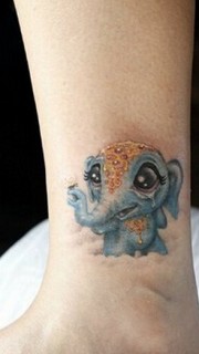 女性腿部彩色小象纹身图案