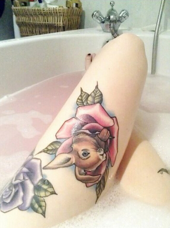 点击大图看下一张：女性腿部玫瑰和鹿纹身图案