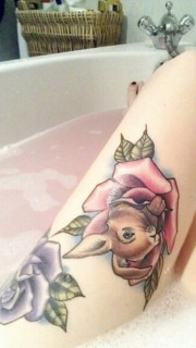 女性腿部玫瑰和鹿纹身图案