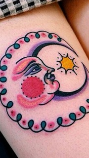 女性腿部月亮纹身图案